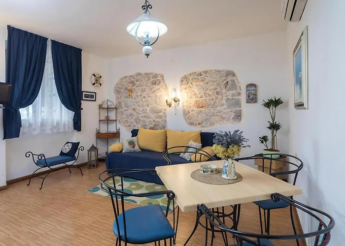 Lovely In Hvar-jelsa בית נופש *